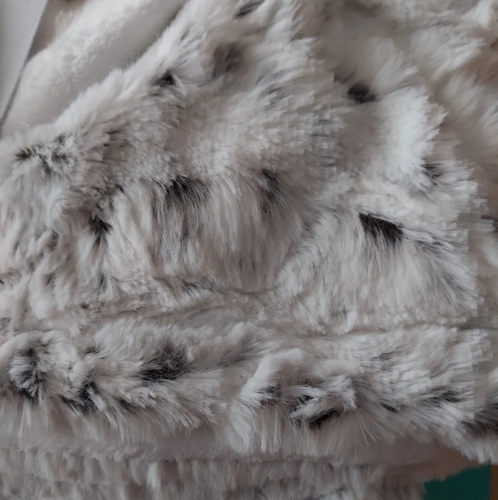 Outrageously Soft Minky Snow Leopard Faux Fur Luxe Throw Blanket 50 x 60 BNWT